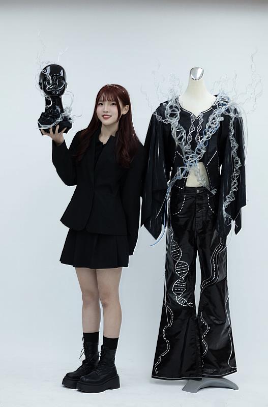 嘉藥粧品系陳姵蓉2026 IFA國際時尚美學創意競賽,奪大專院校組「國際整體造型創作」金牌
