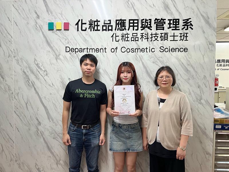 陳姵蓉同學與楊岡老師(左)及丁秀玉主任再系辦前合影留念