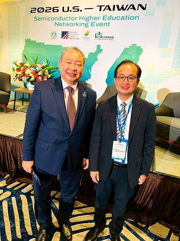 亞洲大學副校長黃俊杰（右）與駐美代表俞大㵢大使（左）於活動現場合影交流。