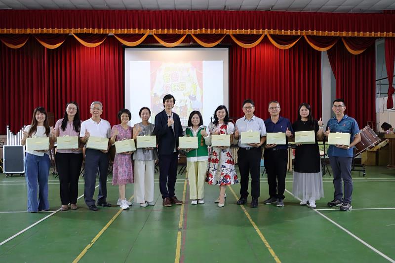 張榮發基金會執行長鍾德美（右六）與高雄市教育局專門委員張紋誠（左六）參與「高雄音樂好好玩專案」，與十所學校校長合影留念。