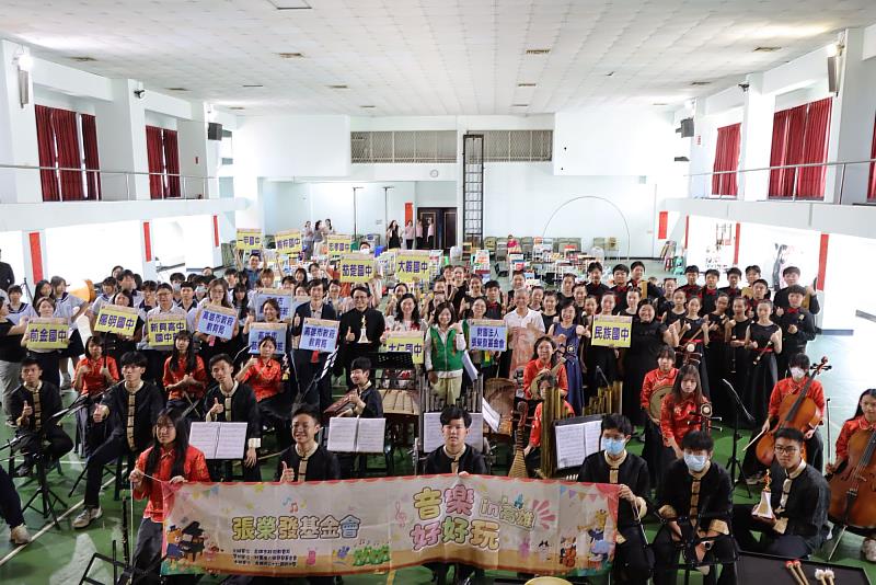 張榮發基金會「高雄音樂好好玩專案」，假大仁國中舉辦成果發表會，圖為張榮發基金會執行長鍾德美（中著綠背心）與該校校長方靜慧（中著白衣）帶領大仁國中國樂團與全體人員共同合影。