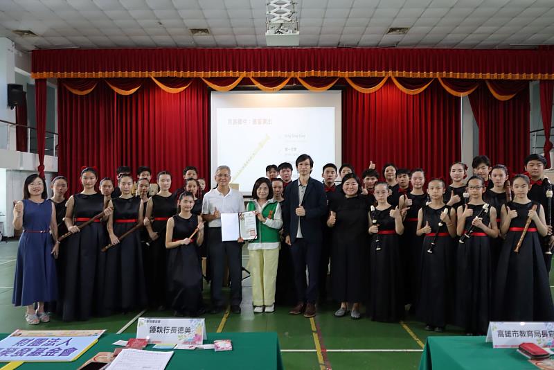 張榮發基金會執行長鍾德美（前排左七）、高雄市教育局專門委員張紋誠（左八）與高雄市民族國中校長洪瑞鍇（前排左六）與該校直笛隊合影。