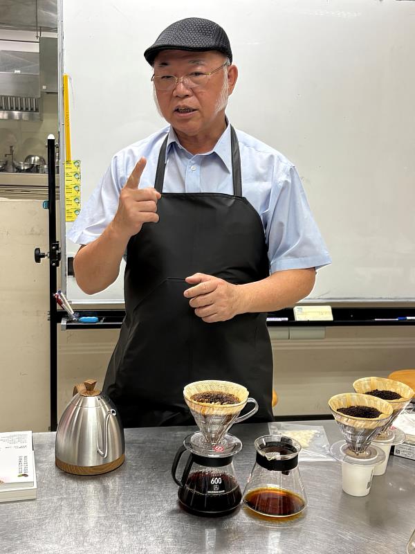 手沖咖啡創業工作坊邀請咖神咖啡學院王神寶董事長，親自示範手沖咖啡技巧。