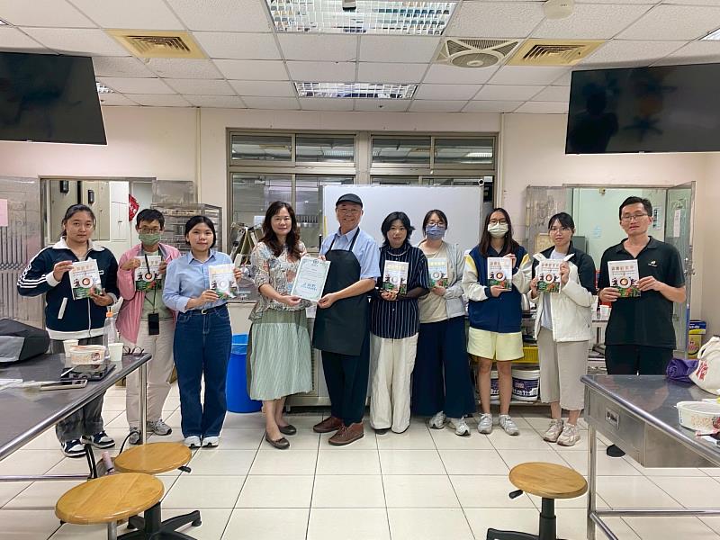 保健系李明明主任致贈感謝狀給擔任本次活動的王神寶講師，並與參與的學生合影。