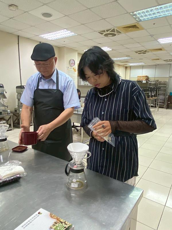中醫藥養生產業學程的修課學生幼教系簡姿函同學（右）在王董事長的指導下，將乾燥銀耳倒入咖啡濾紙中。