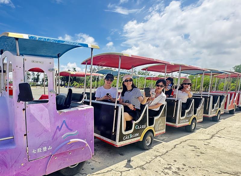 搭上七股鹽山遊園小火車，不只吹海風賞景，出示皮克敏遊戲畫面還可現折10元，是玩家加速種花的小妙招。