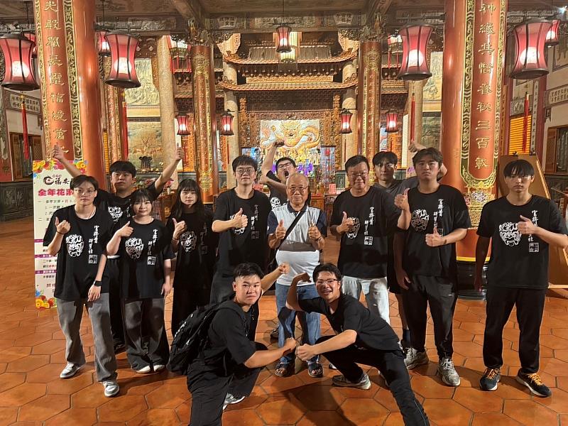 南臺科大官將首研習社年度成果發表會圓滿舉行,社團全體成員在鄭子寮福安宮,與主任委員鄭進成(中)開心合影。