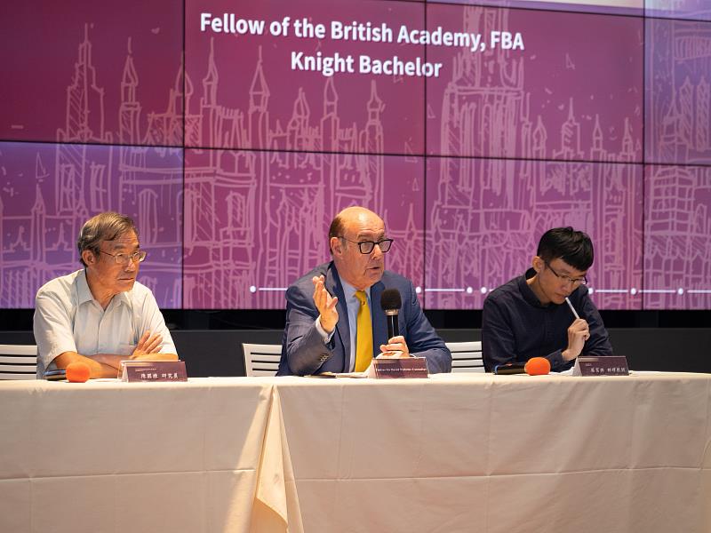 問答環節，Prof. Sir David Nicholas Cannadine（中）回應與會者提問。（圖／淡江大學提供）