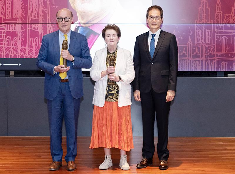 學術副校長許輝煌（右起）與Prof. Dame Linda Colley、Prof. Sir David Nicholas Cannadine合影。（圖／淡江大學提供）
