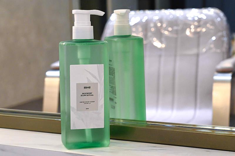 升級版「艾淨沁涼洗沐露」注入薄荷醇與白艾草精油，帶來極致舒爽的降溫涼感，輕鬆洗出蓬鬆不扁塌的空氣髮。（資料來源：曼都髮型）