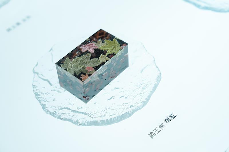 「烹茶煨鴨腳」茶食文化特展中展出許多日本和菓子食物模型，細膩描摹出四季自然景致。