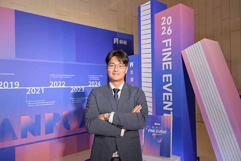 台灣帆軟總經理王人賢分享全新AI戰略與Data Agent Dora。