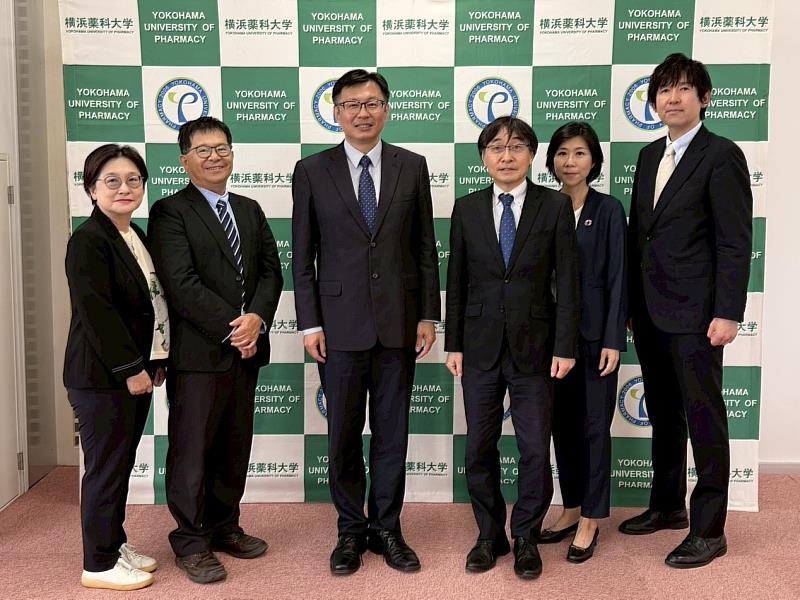 臺日雙方代表於交流活動後合影，期盼未來推動教師交流、共同研究及學生交換合作。