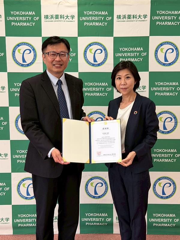 顏宏融院長致贈感謝狀予日本橫濱藥科大學李宜融教授，感謝雙方推動學術交流。