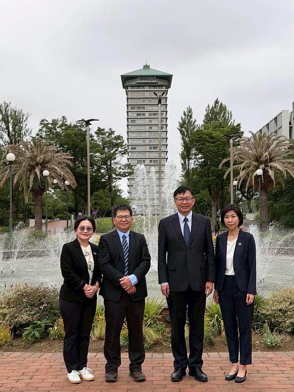 中國醫藥大學中醫學院臺灣代表團於橫濱藥科大學校園與日方教授合影留念。