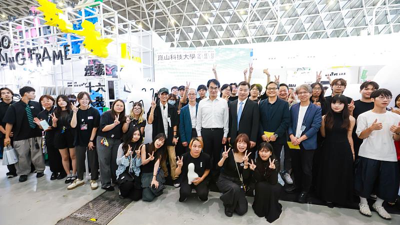 數位發展部林宜敬部長、數位發展部數位產業署林俊秀署長等貴賓，與崑山科技大學視訊傳播設計系交流互動合影。
