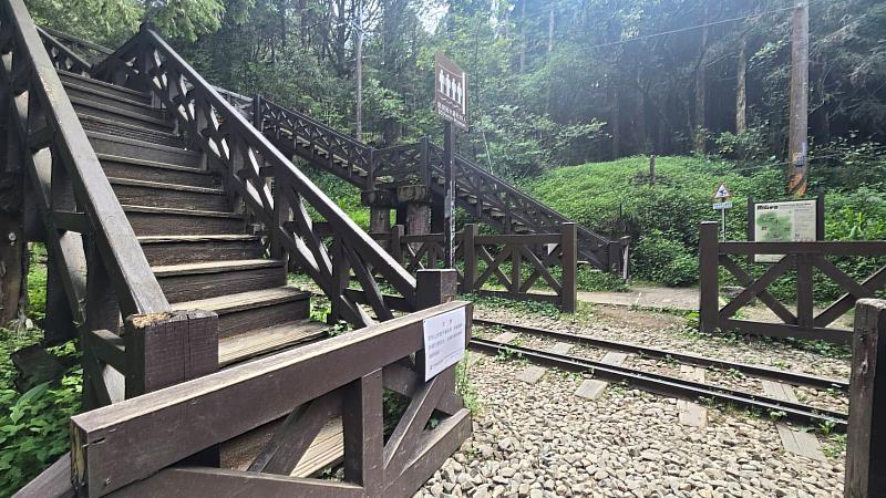 塔山步道封閉期間請勿行走鐵路，違者依鐵路法第57條第2項規定可處新臺幣1萬元以上5萬元以下罰鍰。