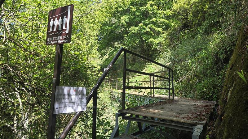已申請7月1日前自塔山步道阿里山端進入一葉蘭保留區之民眾，通行時應注意安全及快速通過。