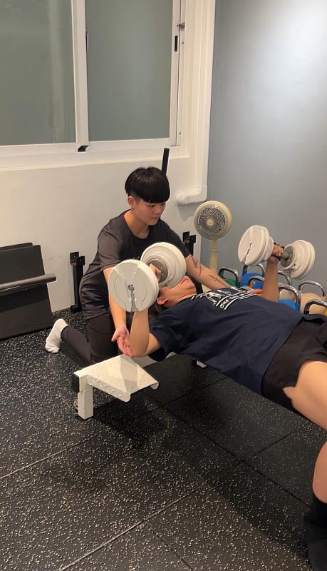 陳霓蒨已投入健身房教練工作，指導學員運動。