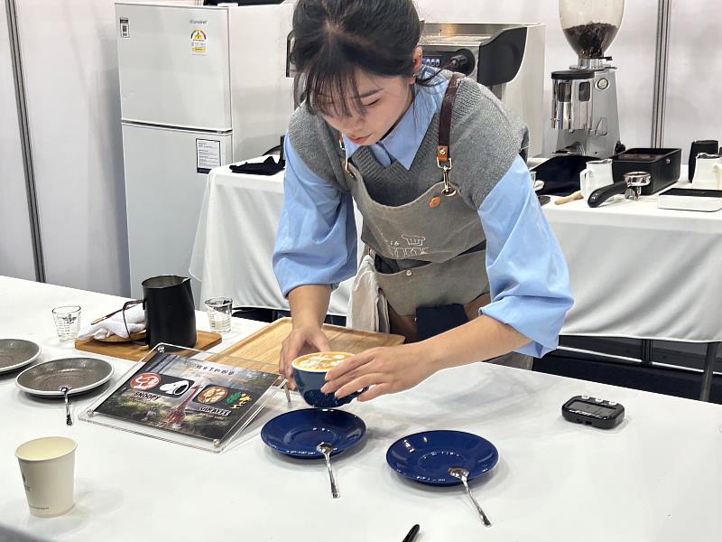 陳宇姿參與「2024 AFA韓國世界廚藝大賽」，製作咖啡拉花。
