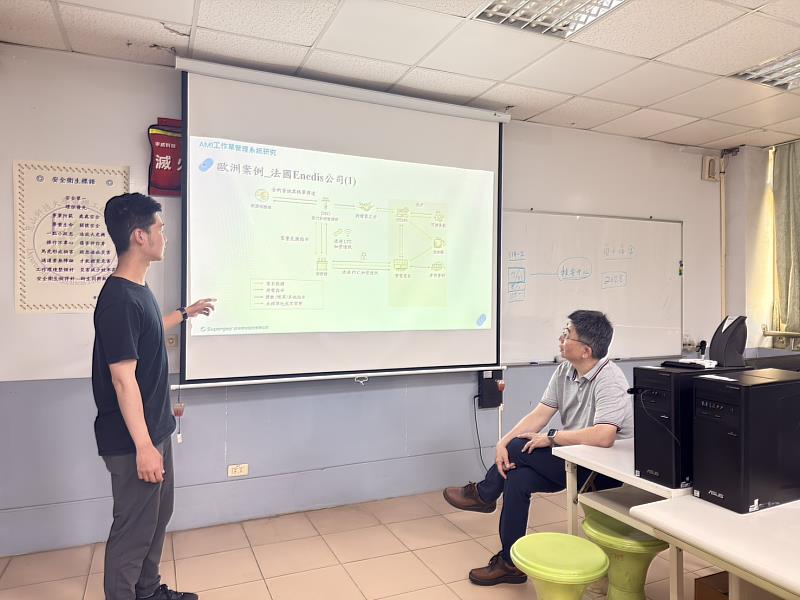 毒景閎(左)與蘇偉府教授討論台電研究計畫內容