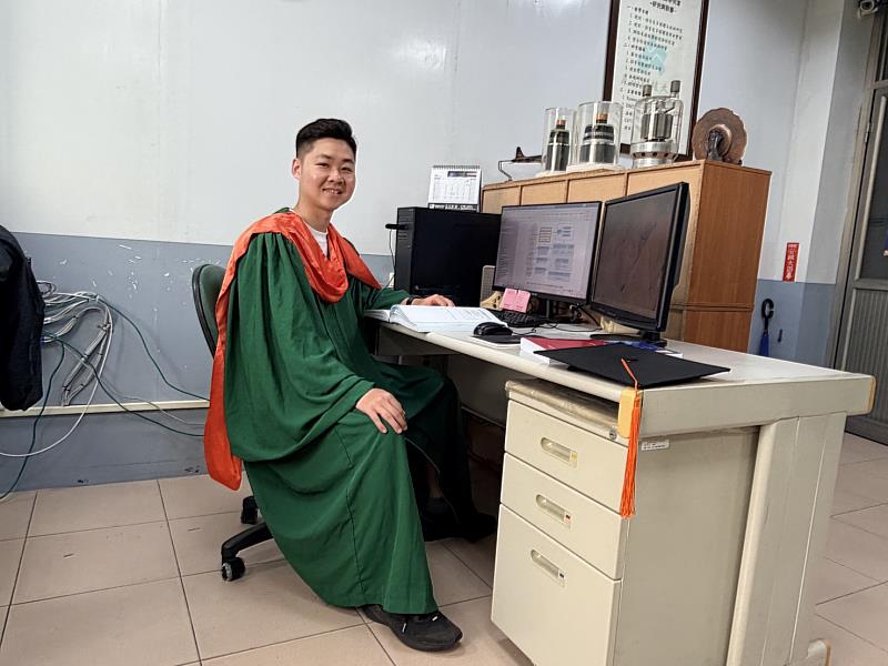 毒景閎以智慧電網之潛在資安漏洞為主題撰寫學術論文