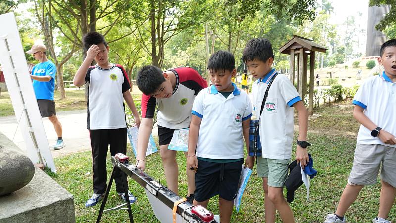 學子透過定向越野活動學習城市永續理念。