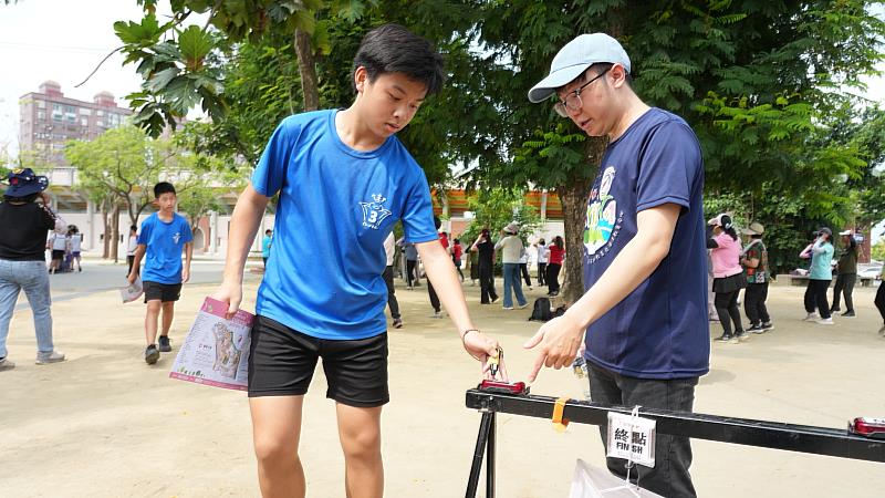 學子透過定向越野活動學習城市永續理念。