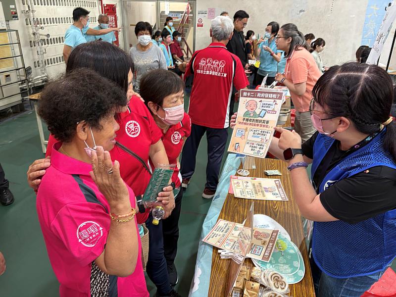 旗津DOC向民眾宣導防詐觀念。