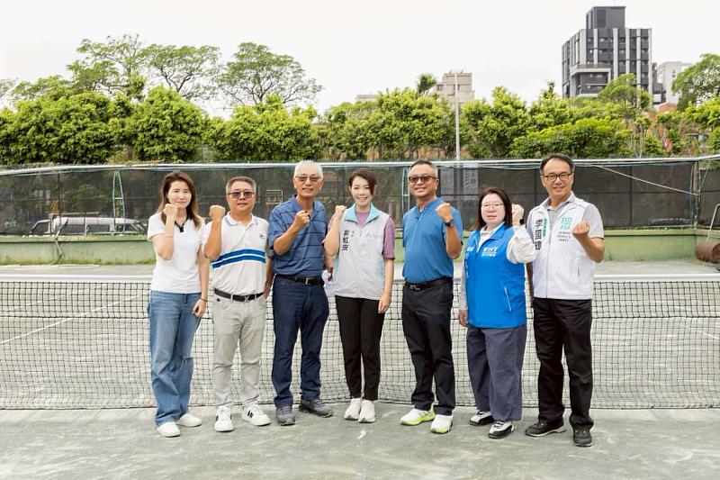 市長高虹安與新竹市體育會網球委員會劉明輝總幹事及貴賓合影。