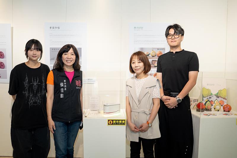 侯佳齡局長（左2）與長庚大學工設系師生合影。