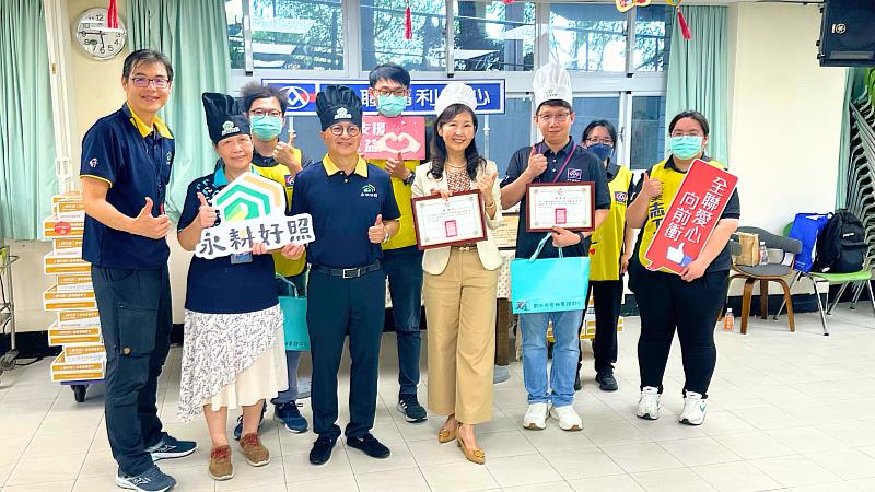 全聯慶祥基金會前進八里，捐贈百萬補體康營養品守護身障長照。永和耕莘醫院院長趙嘉倫（前排左3）頒發感謝狀予全聯慶祥基金會執行長張宜君（前排右3），愛維養護中心副主任鄭人瑋（左1）與全聯志工團隊一同合影，展現公私協力深耕偏鄉照顧網之成果。
