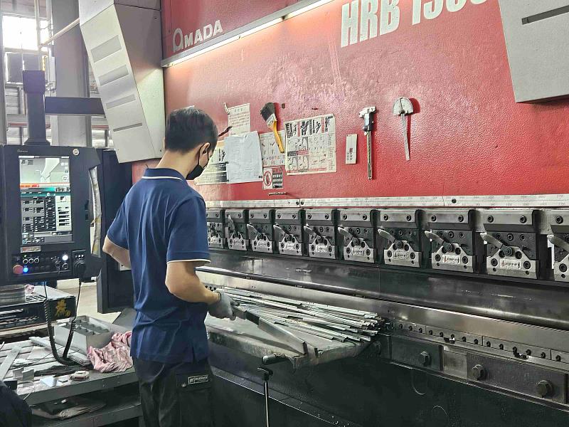 鉅為將耗損量極大的濾網框材，整新回收再利用，除了減少工業廢棄物，也降低原物料開採與製造過程的碳足跡。（資料來源：鉅為）