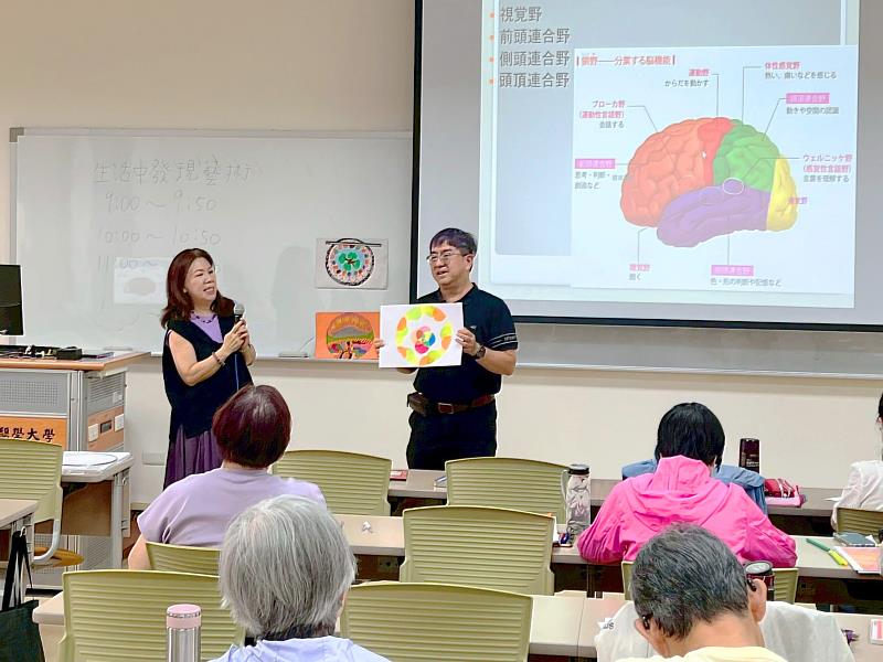 中山醫大通識教育中心教授廖瑞芬（左）邀請學員分享創作的曼陀羅作品，透過色彩與圖形表達情感與生活故事。