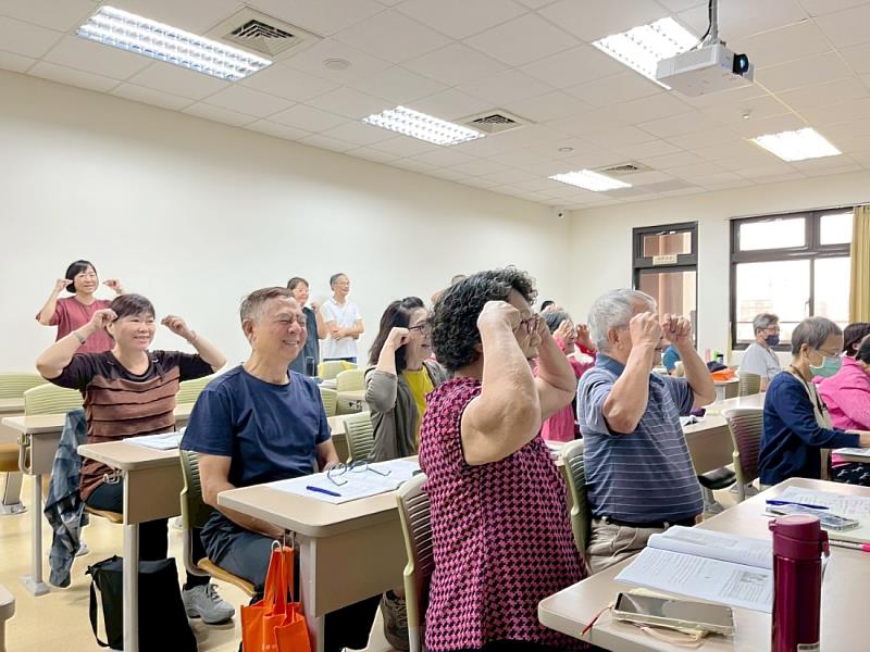 中山醫大樂齡大學課程帶領學員進行簡單物理治療動作，提升日常保健觀念。