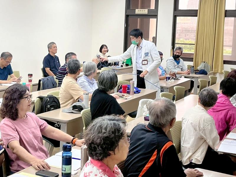 中山附醫肝膽胃腸科主治醫師汪奇志在「胃膽胰保健及治療」課程中與學員熱絡互動。