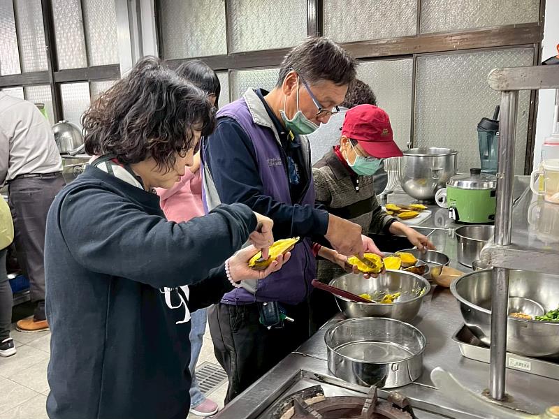 學員親手DIY健康養生料理，從飲食中實踐健康生活。