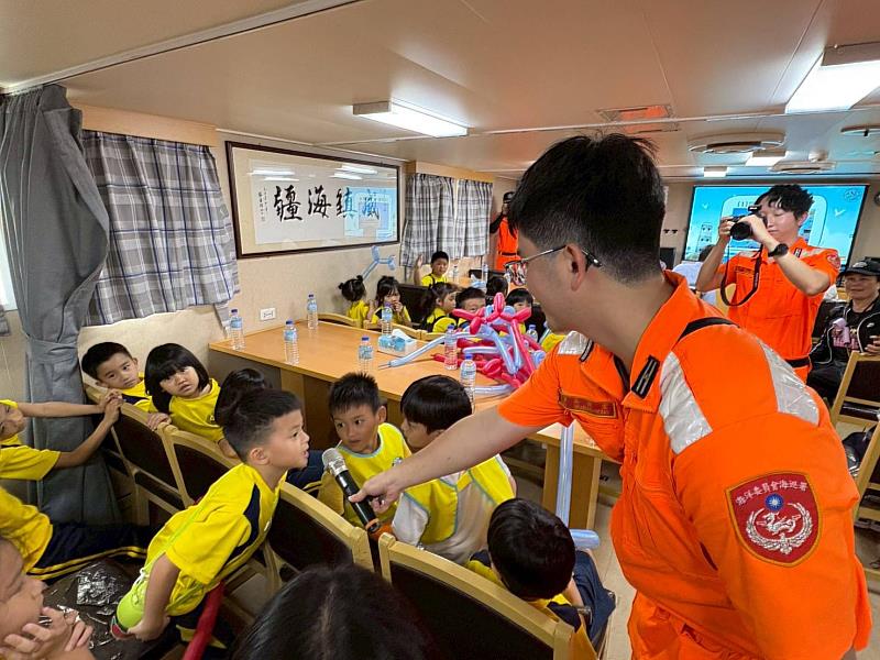 小朋友與海巡人員活潑互動。