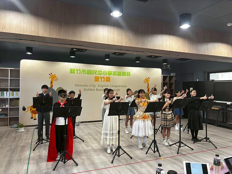 國中英語讀者劇場，學生以豐富的聲情表演。
