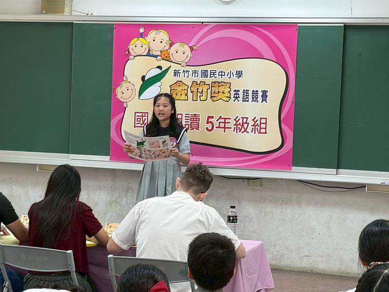 國小英語朗讀學生全力以赴。