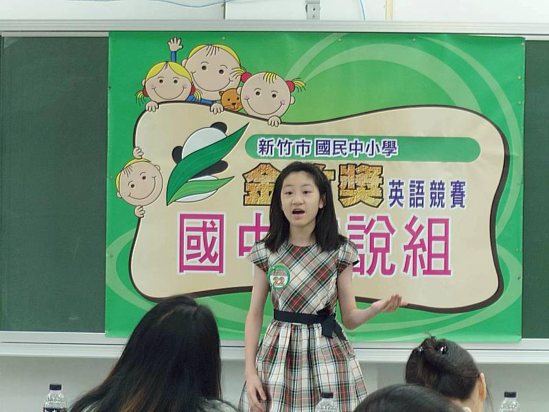 國中英語演說學生唱作俱佳。