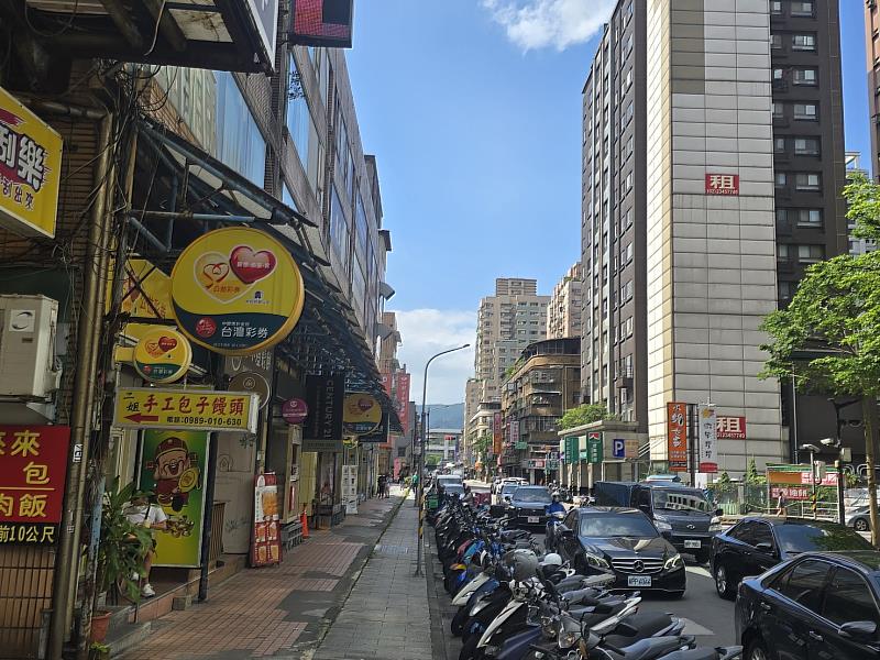 在交通條件上,南港站具備捷運、台鐵與高鐵共構,通勤效率不輸市中心,周邊亦有家樂福、全聯等日常採買點。