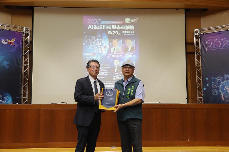 嘉藥校長張翊峰頒贈禮品感謝南市政府副秘書長林榮川親臨現場。