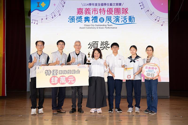 黃敏惠市長表揚全國藝文競賽特優團隊，展現豐碩藝術教育成果。