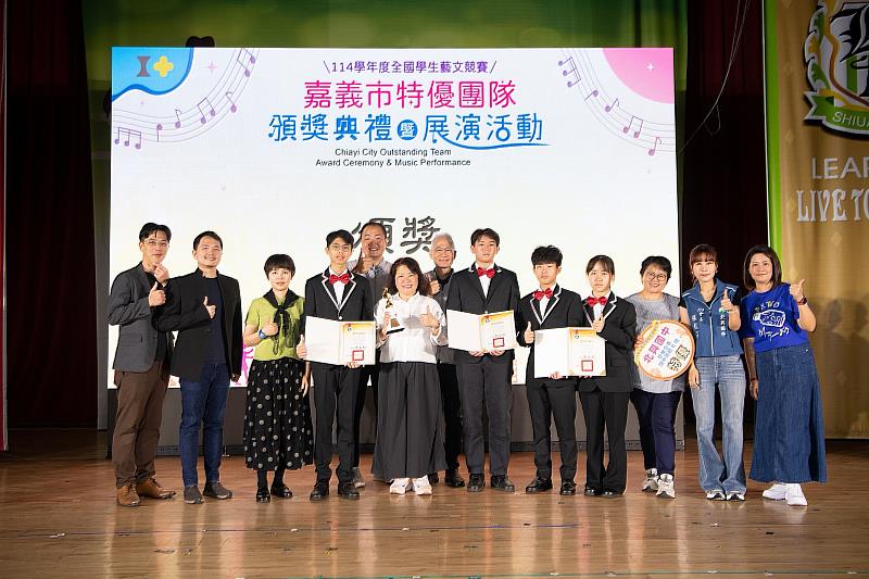 黃敏惠市長表揚全國藝文競賽特優團隊，展現豐碩藝術教育成果。