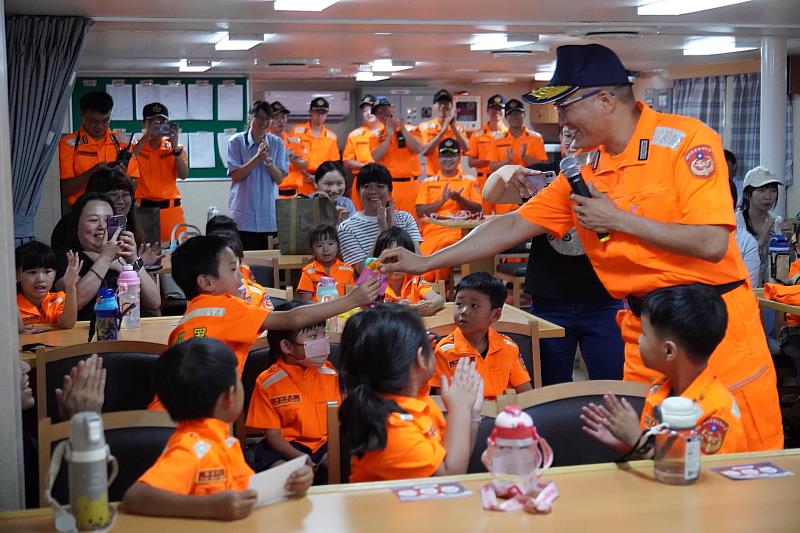台中艦艦長發送有獎徵答禮物。