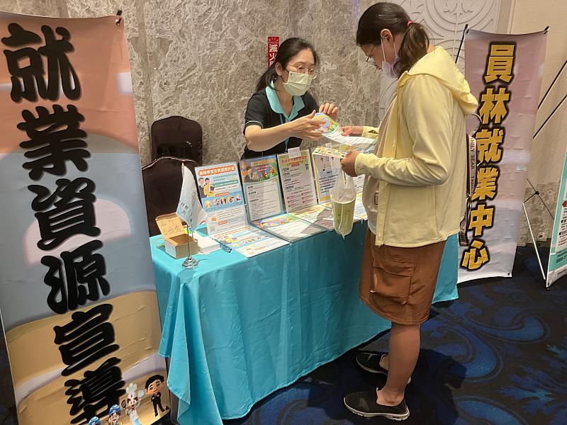就服員向與會人員介紹就業資源。
