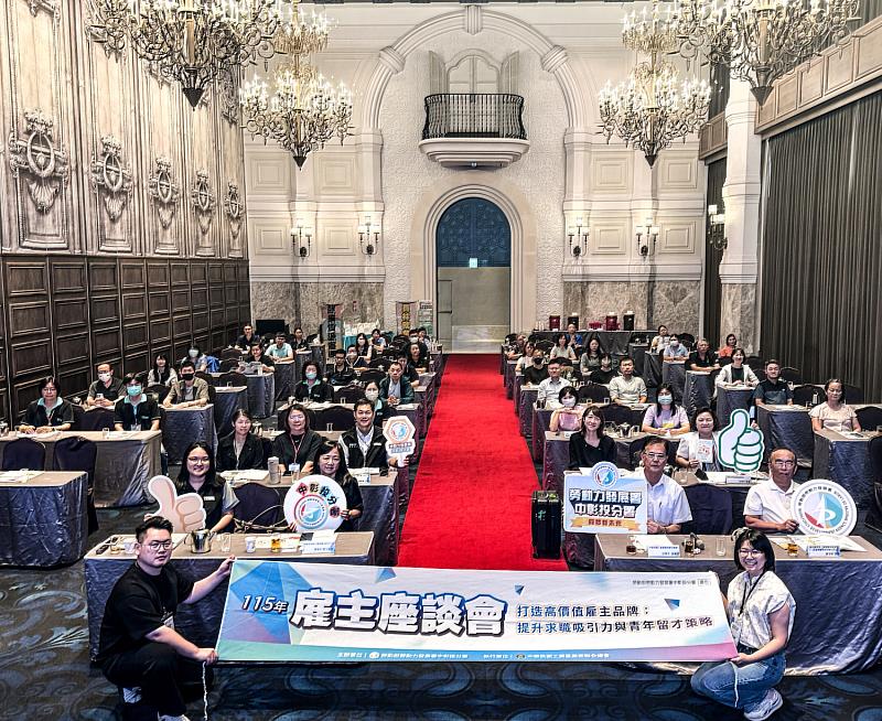 中彰投分署副分署長傅晶如（左2）和與會雇主交流後進行大合照。