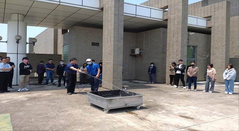 中國生產力中心中區服務處辦理防火管理人訓練，學員於課堂中實際操作消防設備，落實術科演練。（圖／中國生產力中心提供）