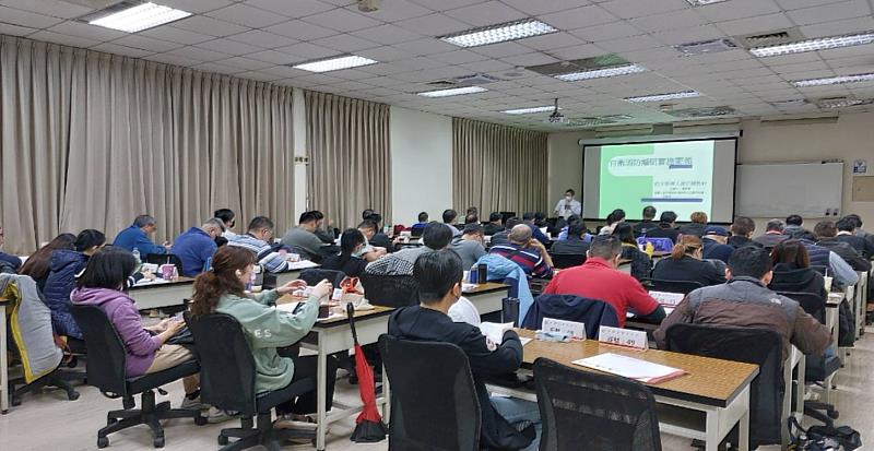 消防體系資深專家為學員講解防火管理法令與防護計畫書編寫。(圖/中國生產力中心提供)